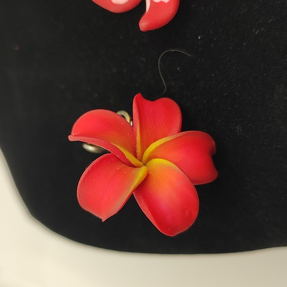 Vintage plumeria clip on earrings, light weight - Picture 5 of 5